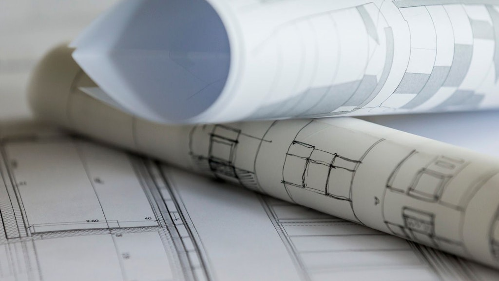 Architektenpläne auf einer Arbeitsplatte.