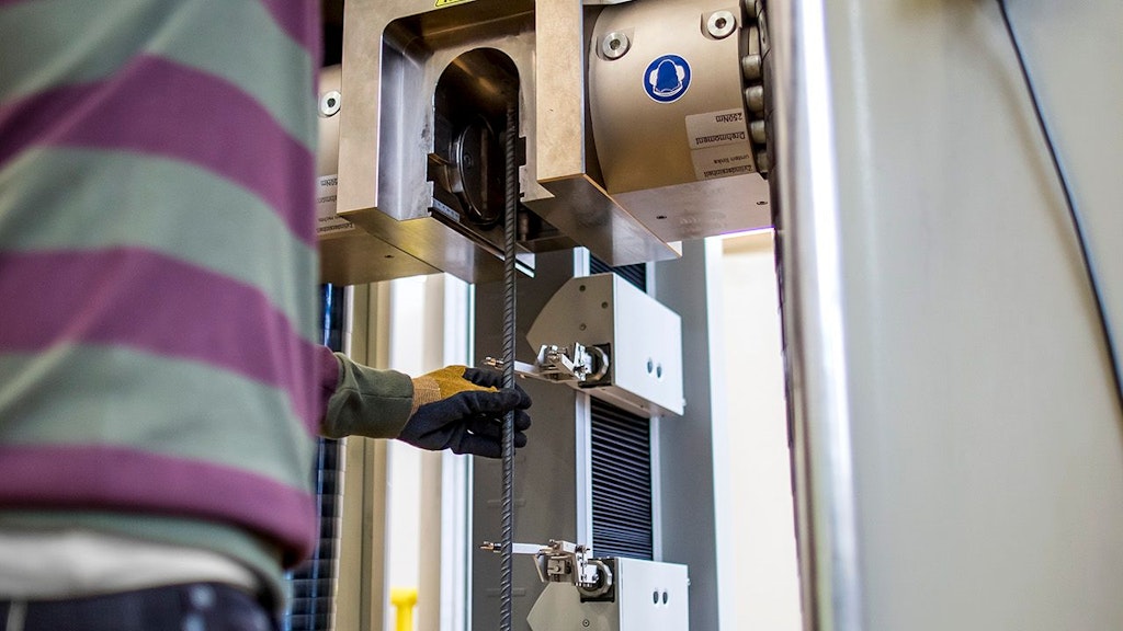 Test eines Metallteils an einer Maschine.