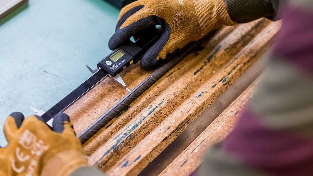 Messungen während eines Tests, der an einem metallischen Element durchgeführt wird.