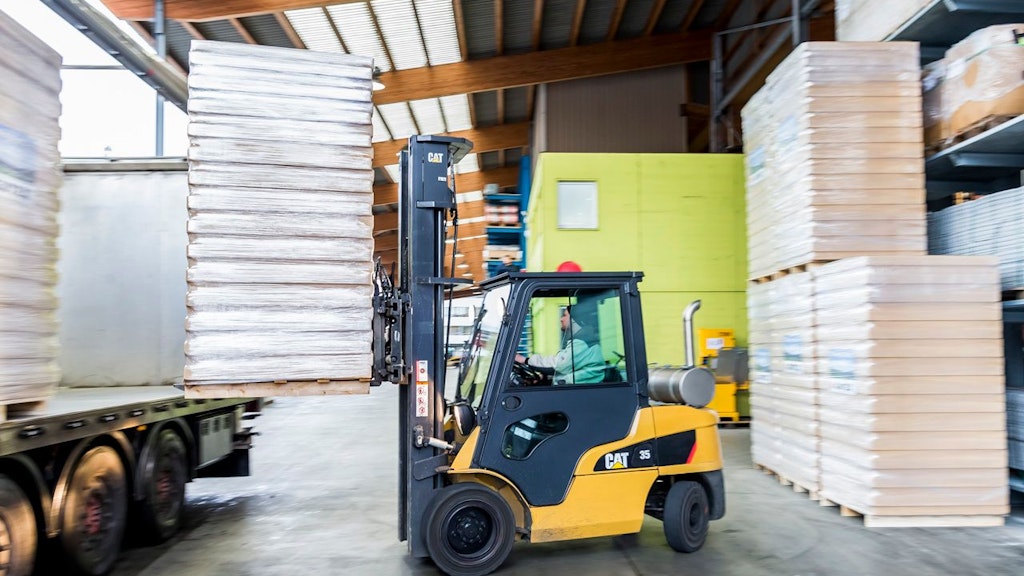 Verladen von Waren, die für den Verkauf bestimmt sind.