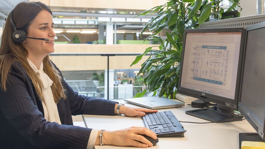 Femme avec un casque devant l'ordinateur