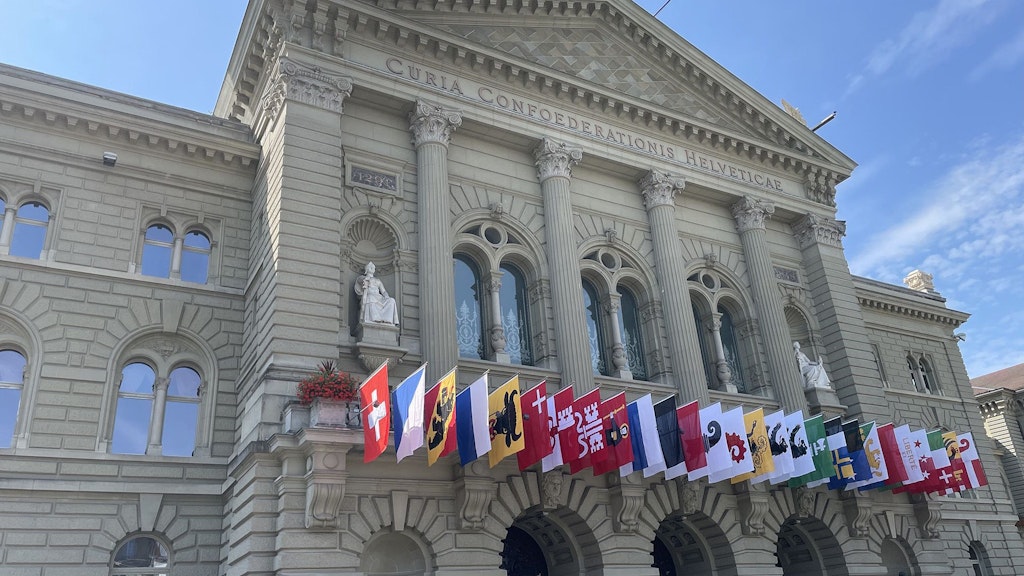 Bern Bundeshaus, Beflaggung Nationalfeiertag