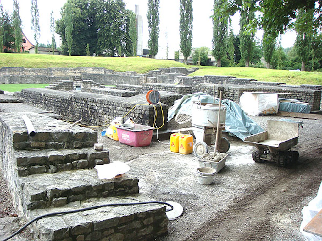 Bild zeigt, wie mit gezielten Eingriffen die historische Bausubstanz gesichert wird