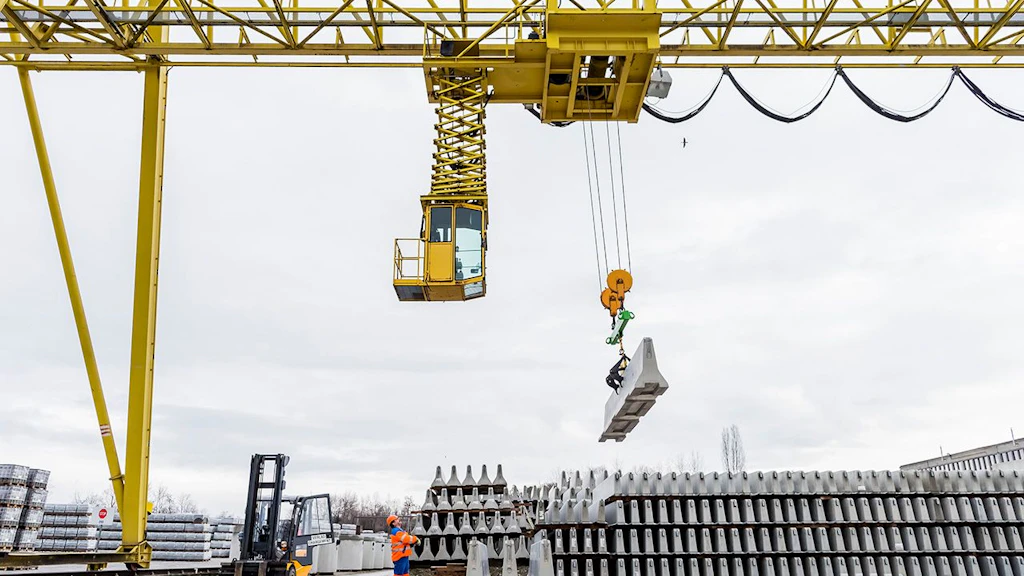 Lagerung von Betonfertigteilen mithilfe eines Industriekrans.