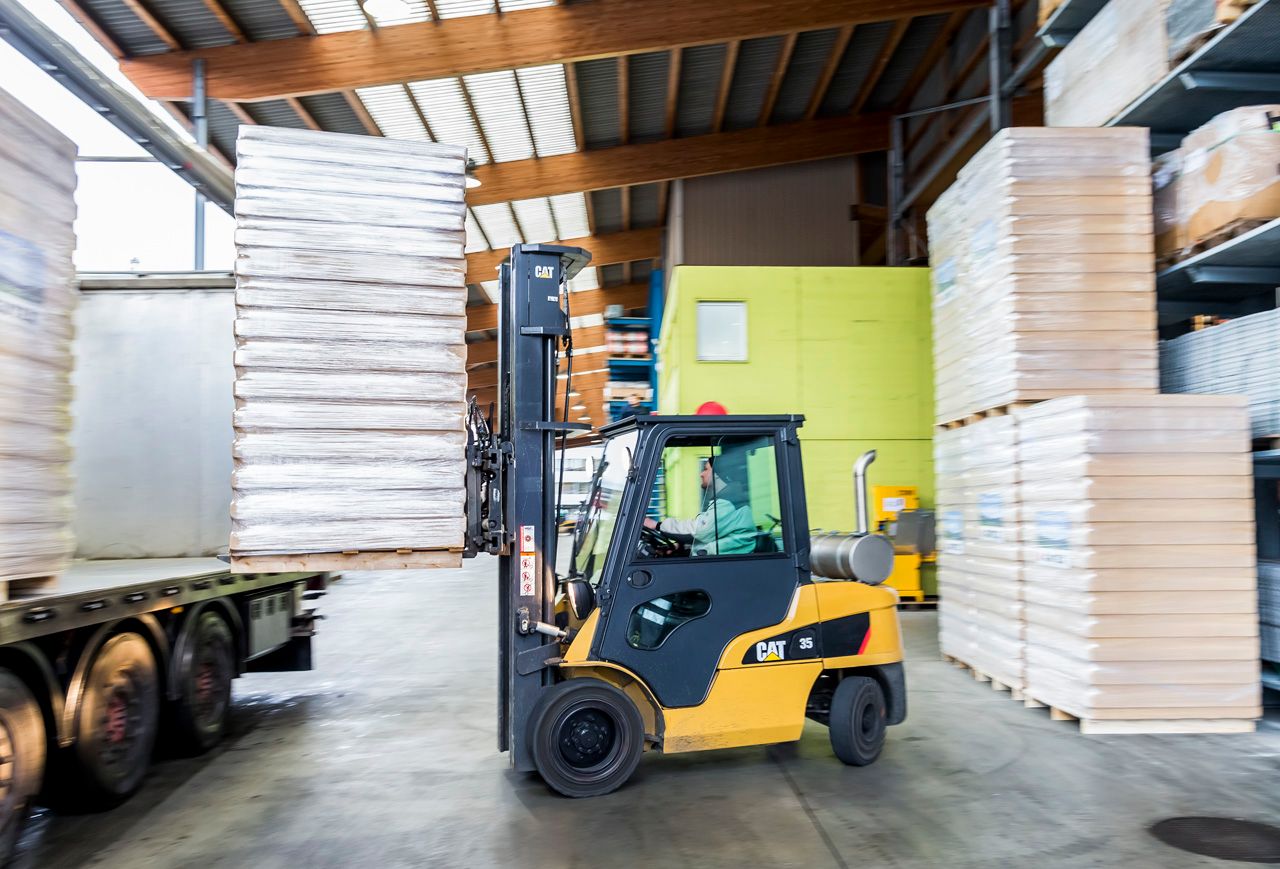 Chargement de marchandise destinée à la vente.