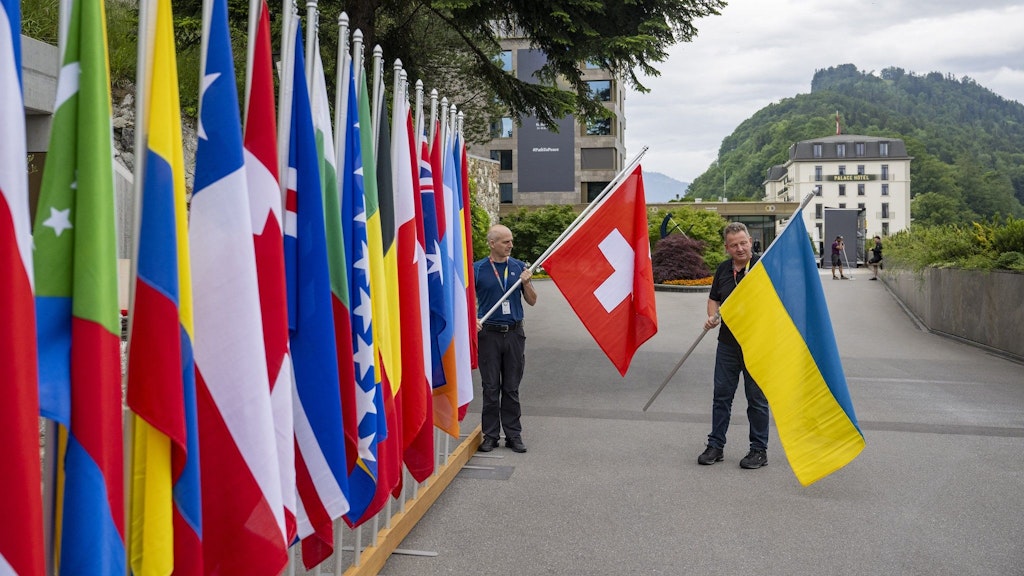 Lucerne Bürgenstock, mise en place des drapeaux pour la conférence pour la paix