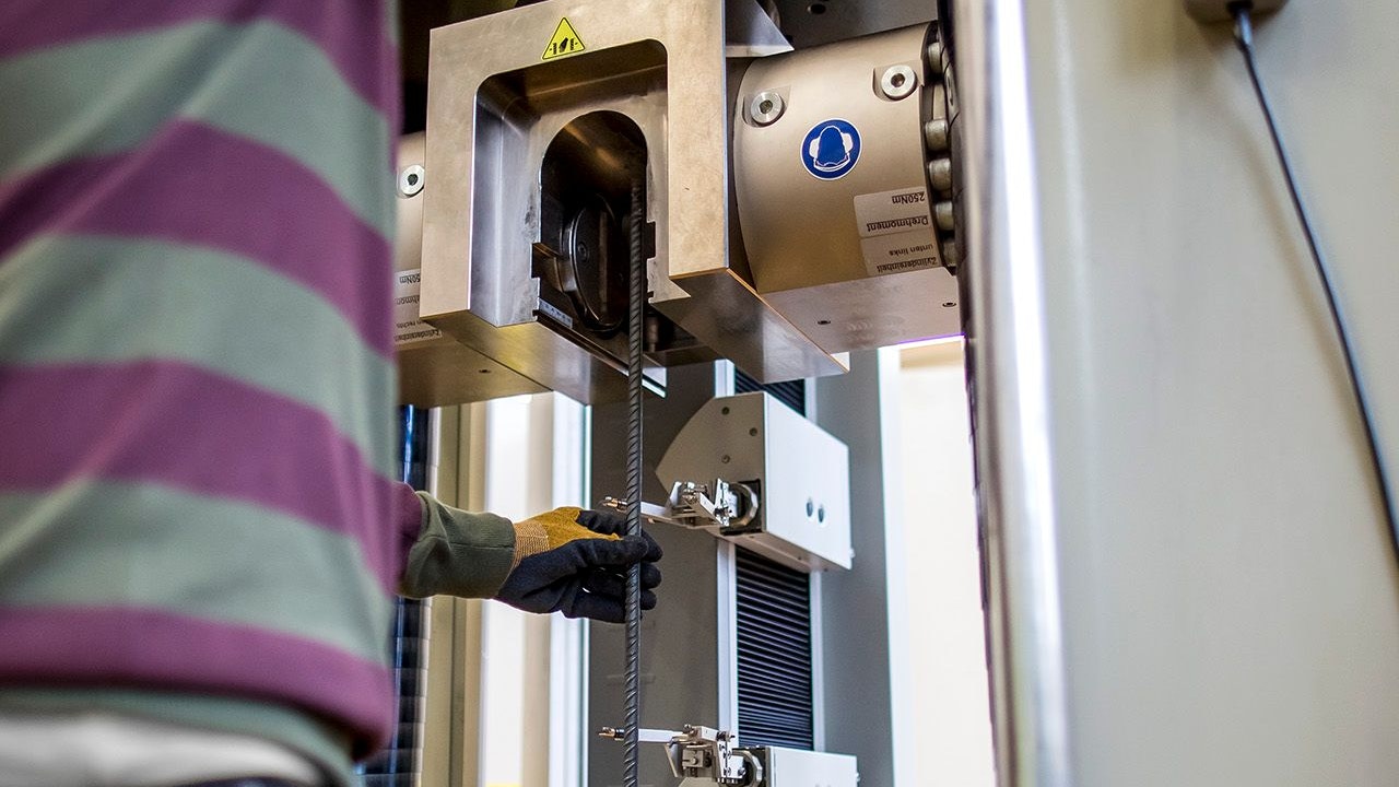 Test d’un élément métallique sur une machine.