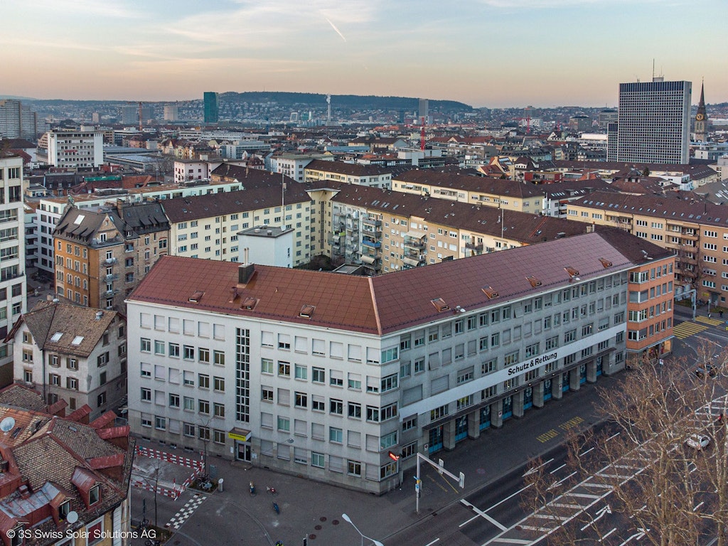 Le toit du siège de l’organisation Schutz & Rettung Zürich doté de modules PV couleur tuile ; réalisation : 2021 (Source : 3S Swiss Solar Solutions AG)