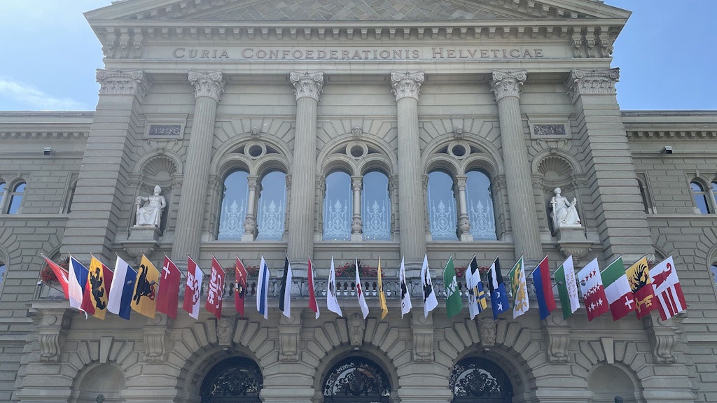 Berne Palais fédéral, mise en place des drapeaux pour la fête nationale
