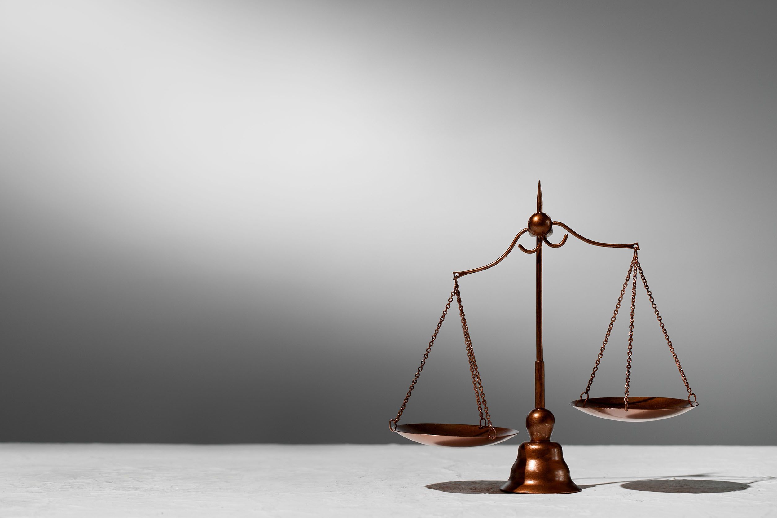 Una vecchia bilancia di bronzo.